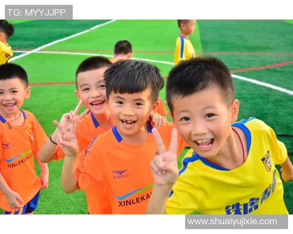 踢足球搭配技巧解析助你提升球技和团队默契的完美指南